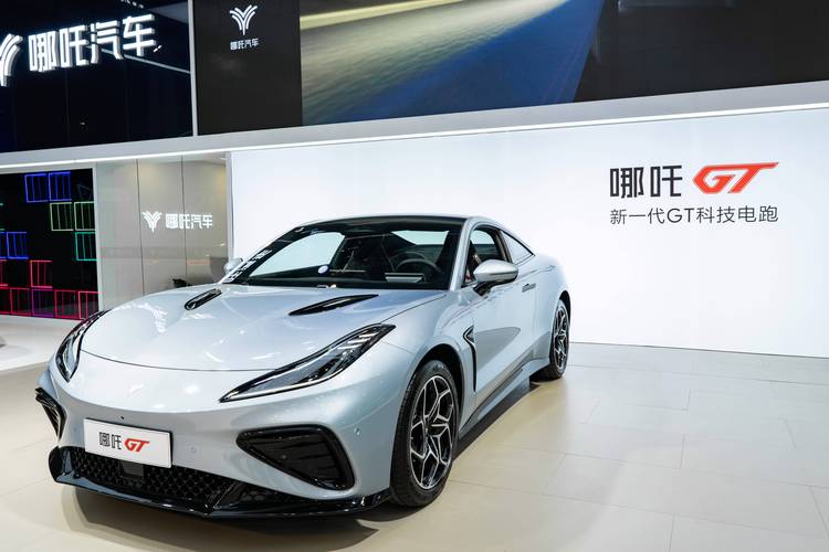 广州97哪吒汽车在智能汽车领域的表现，领途汽车在新能源汽车市场中的影响力